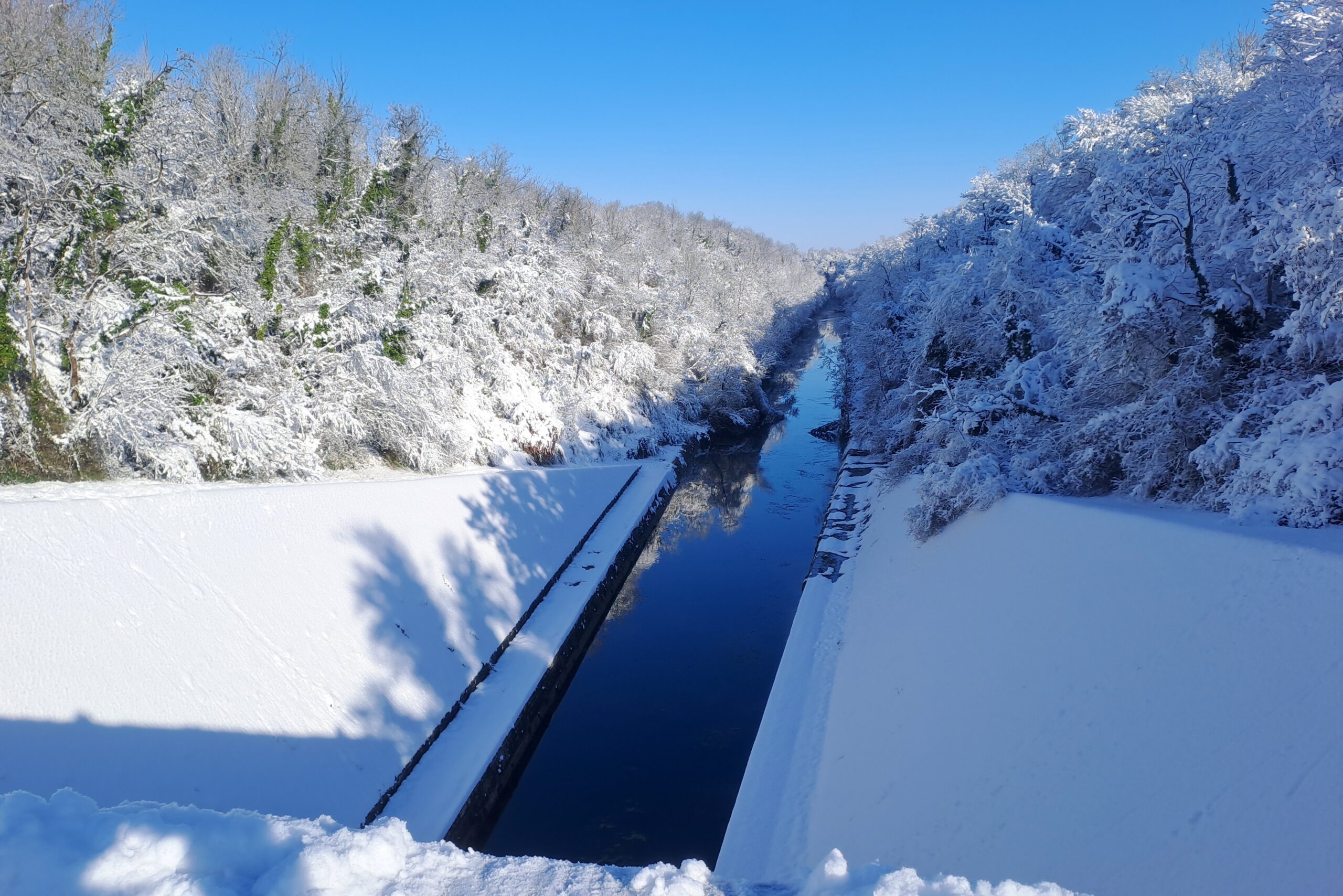 Le canal de Marans à La Rochelle sous la neige